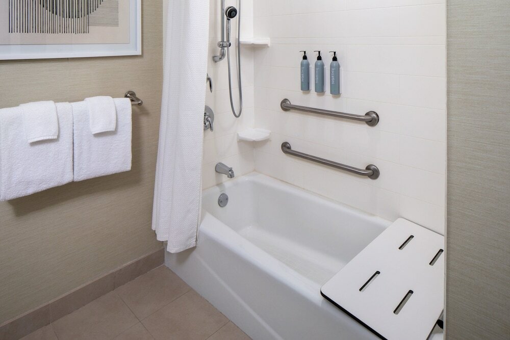 Фото Courtyard by Marriott Charleston Downtown/Civic Center