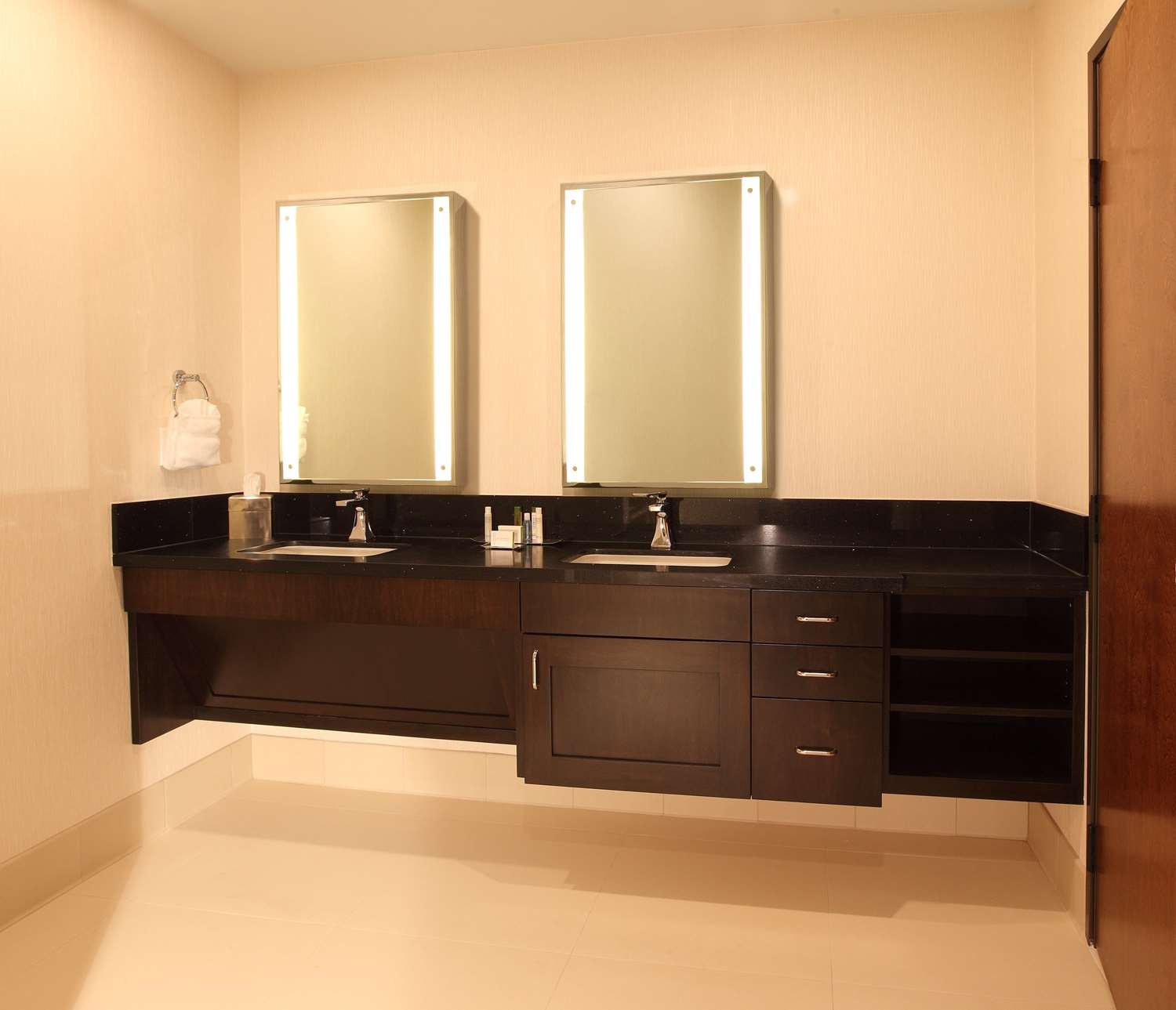 Фото DoubleTree by Hilton Claremont