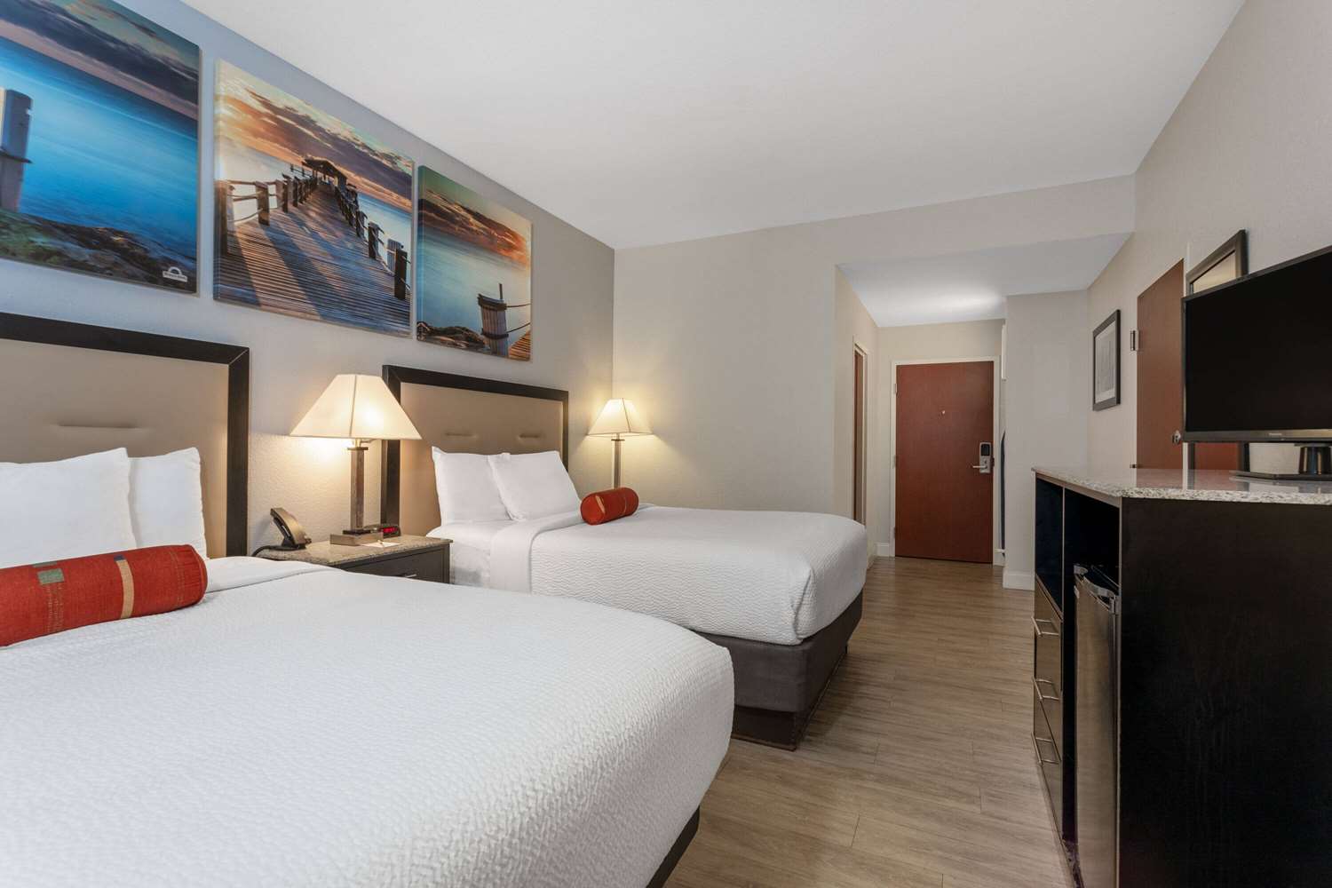 Фото Days Inn & Suites by Wyndham Lakeland