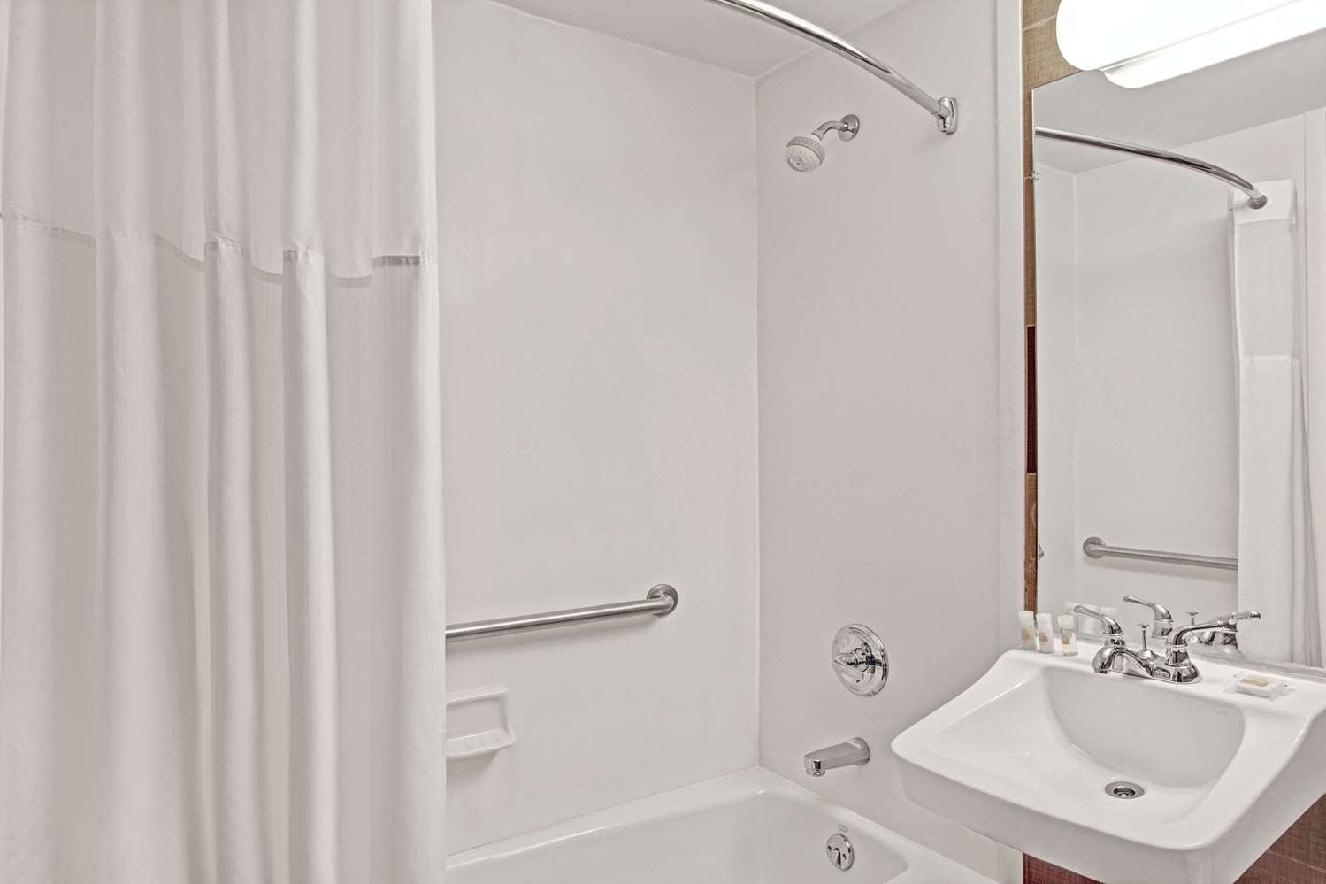 Фото Days Inn by Wyndham Brooklyn