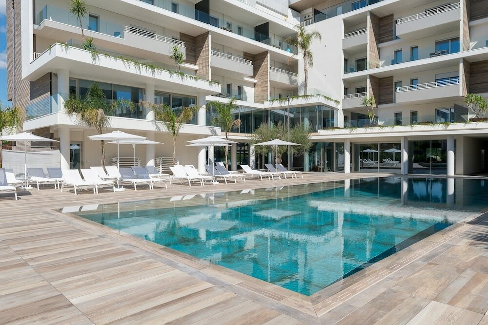 Фото Youmami Lifestyle Suite Hotel