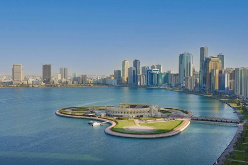 Внешний вид отеля DoubleTree by Hilton Sharjah Waterfront Hotel & Residences в Аш-Шардже, фото 4