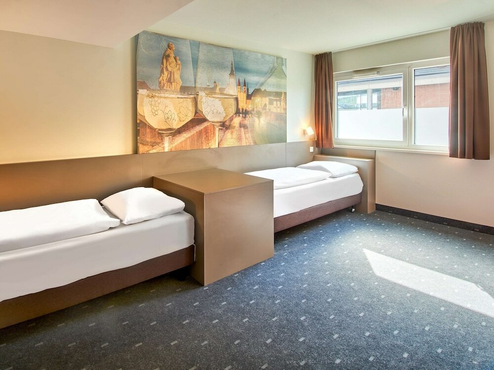 Фото B&b Hotel Würzburg