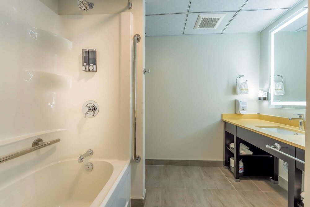 Фото Quality Inn Sunshine Suites