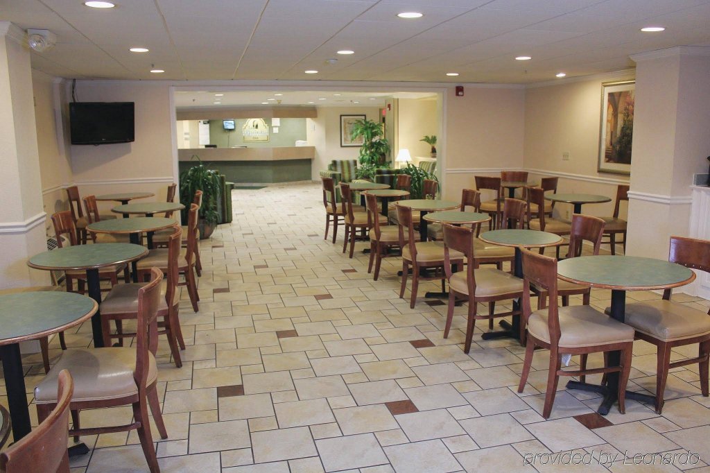 Фото La Quinta Inn & Suites by Wyndham Miami Airport East