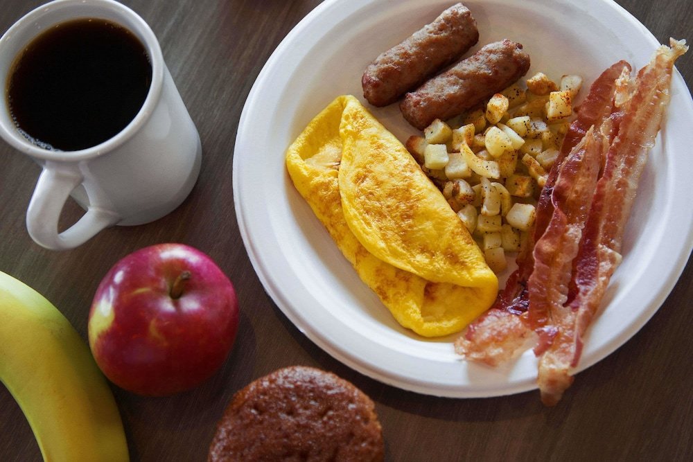 Фото Days Inn & Suites by Wyndham Brandon