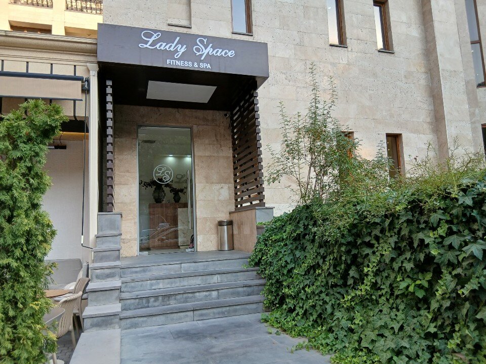 Жыныстық қатынас үшін транссексуалды іздейді