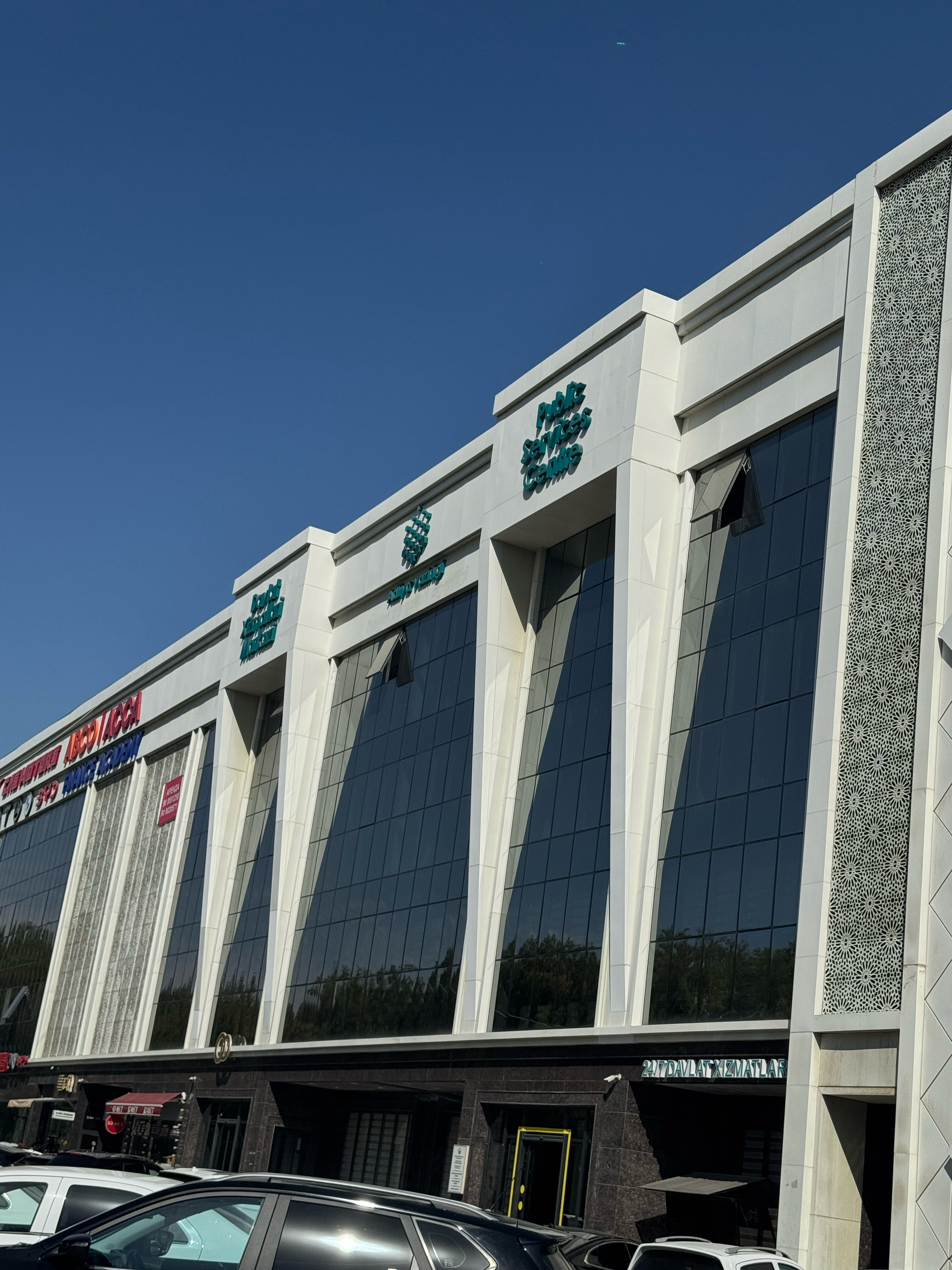 Xizmatkor bekasining oyoqlarini yuvadi