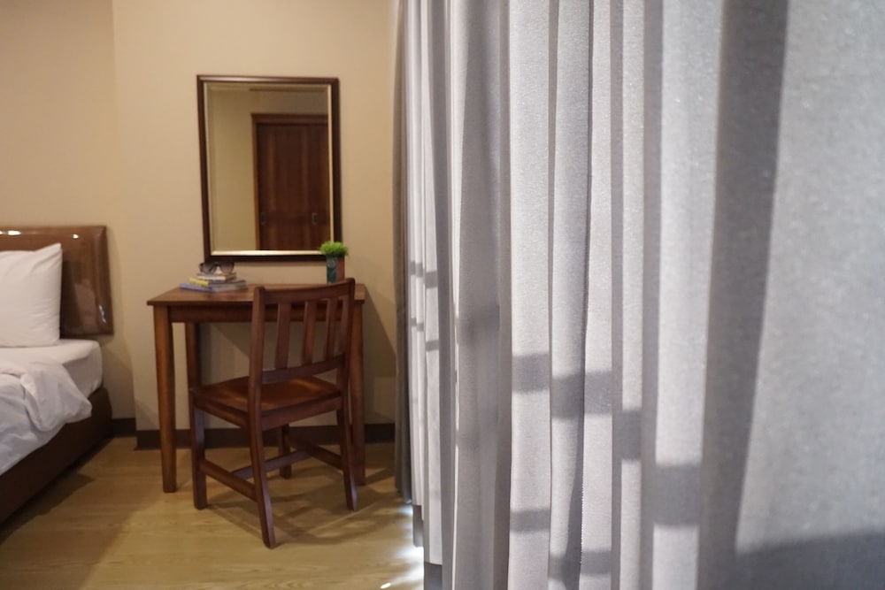 Фото Chompu Nakarin Apartment