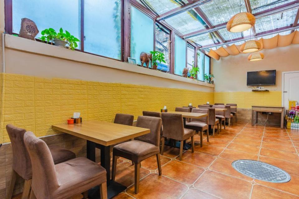 Фото Holly's Hostel Chengdu