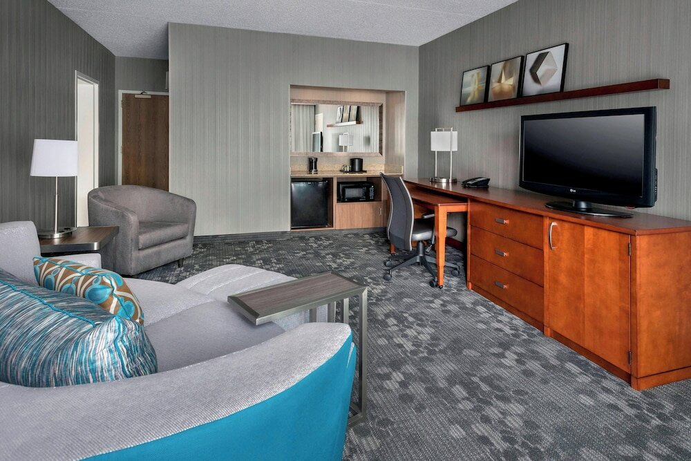 Фото Courtyard by Marriott Newark Liberty International Airport