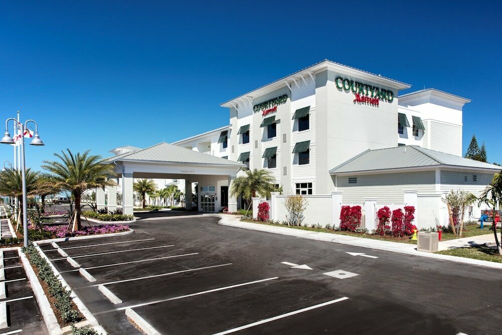 Внешний вид отеля Courtyard by Marriott Faro Blanco Resort в Марафоне, фото 1