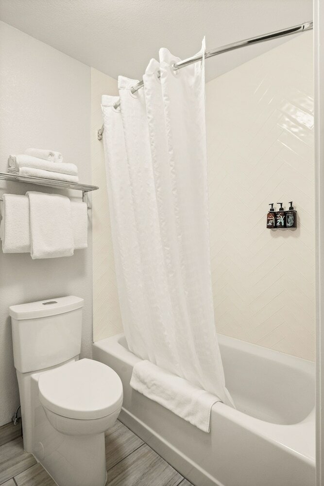 Фото Oxford Suites Redding