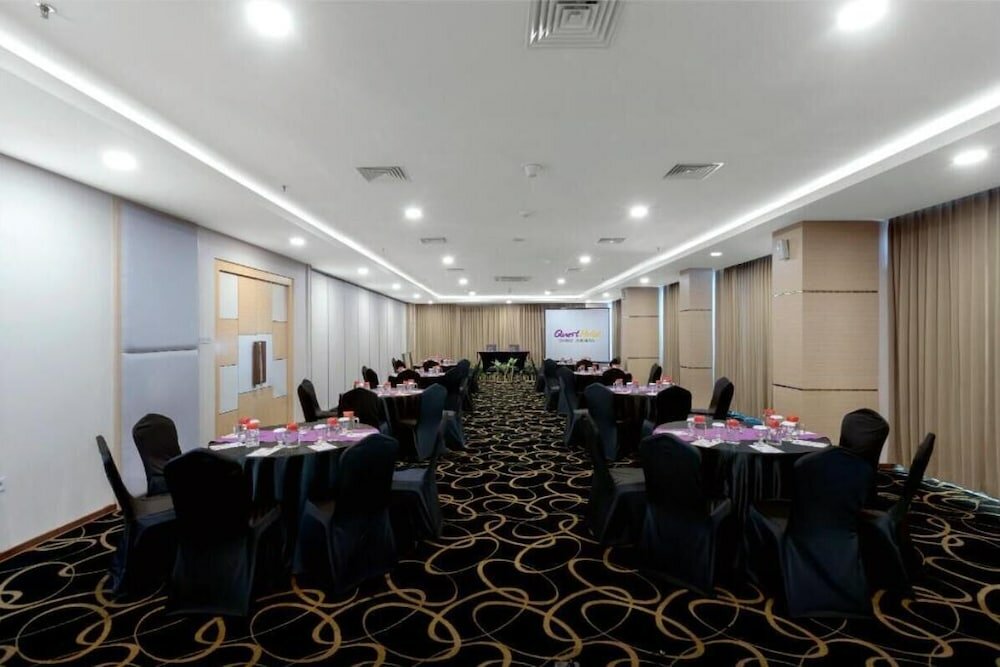 Фото Quest Hotel Darmo - Surabaya by Aston