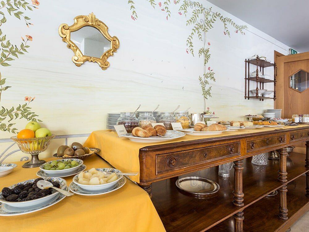 Фото Racetrack Road Hotel