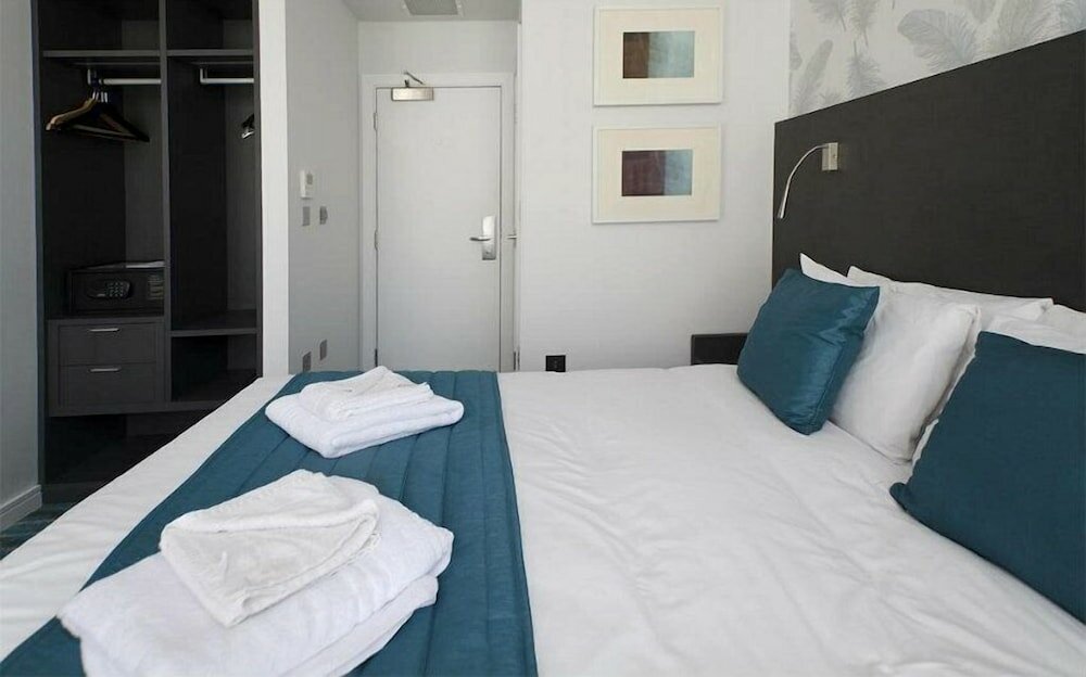 Фото Commodore Hotel