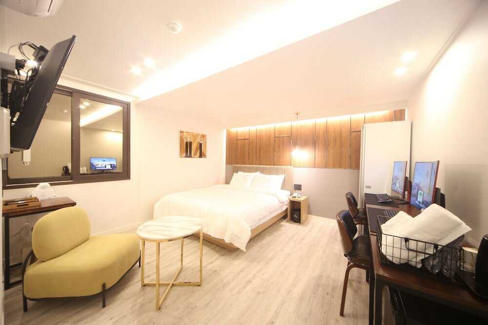 Фото The Stone Bridge Hotel