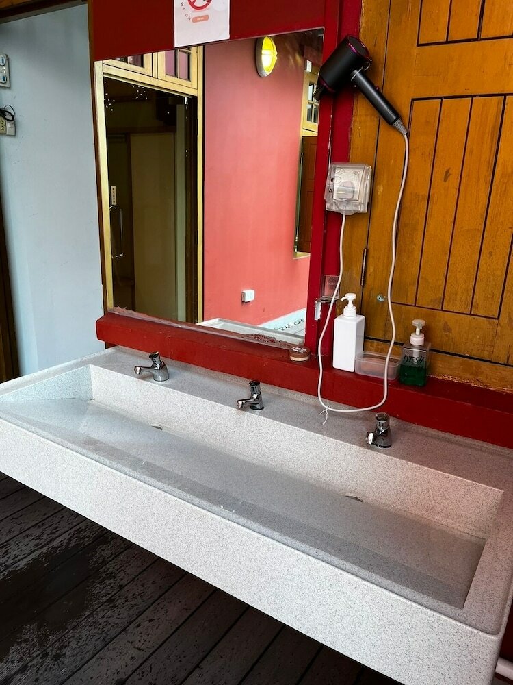 Фото Wink at Upper Cross Street