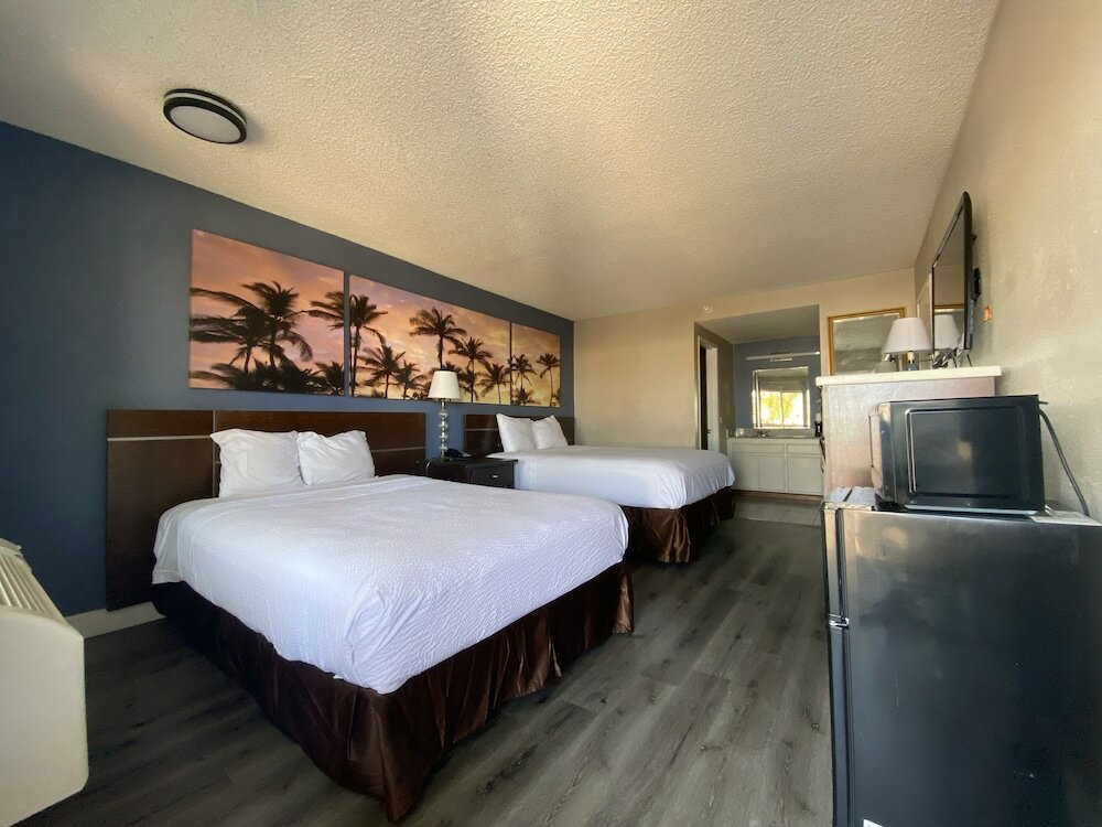 Фото Days Inn by Wyndham Ontario Airport