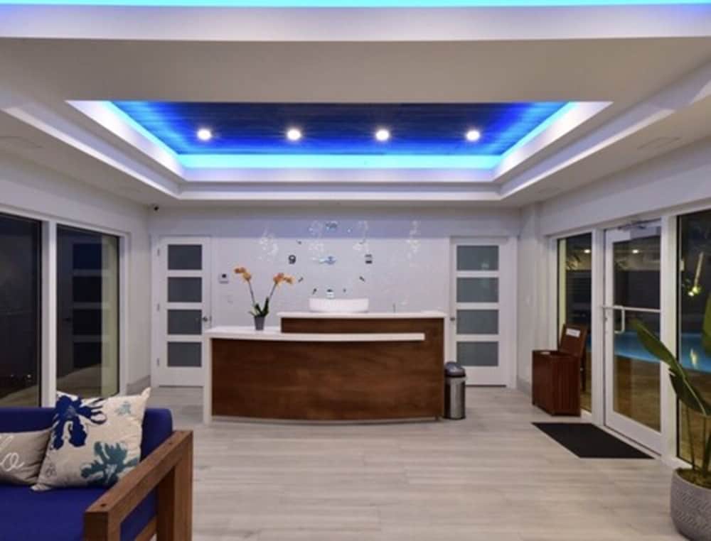 Фото Sun Tower Hotel & Suites on the Beach