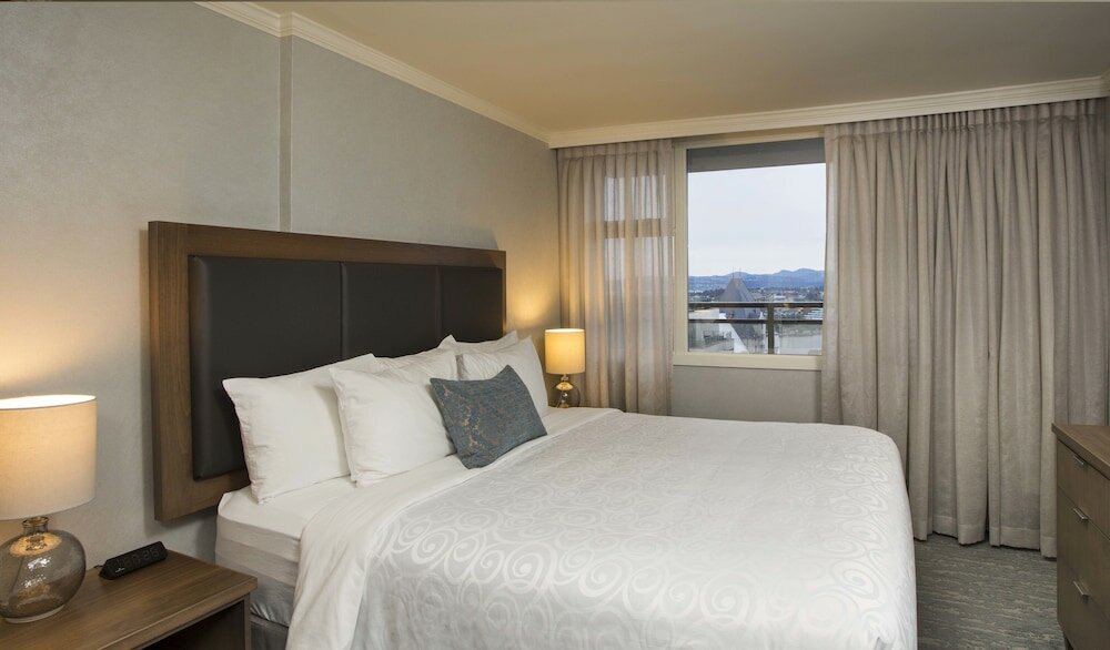 Фото Chateau Victoria Hotel & Suites