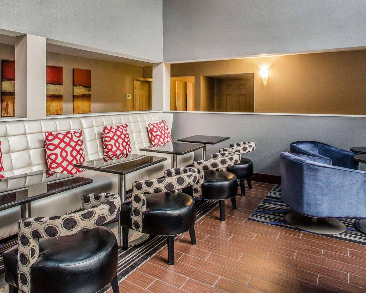 Фото Quality Suites Nashville Airport