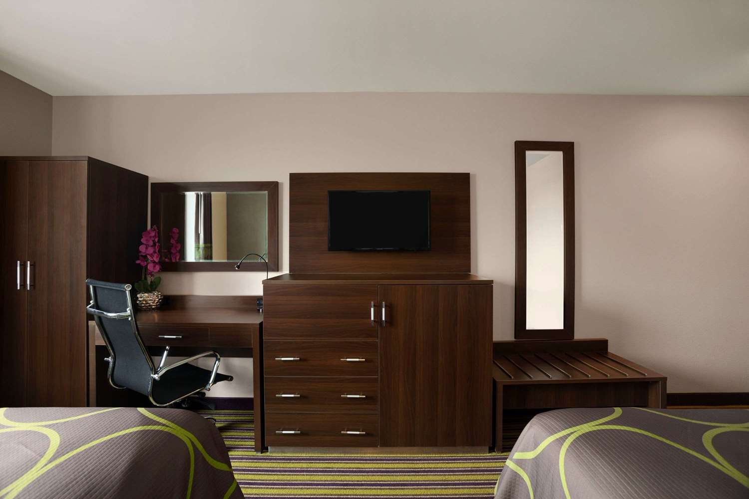 Фото Super 8 by Wyndham Bronx