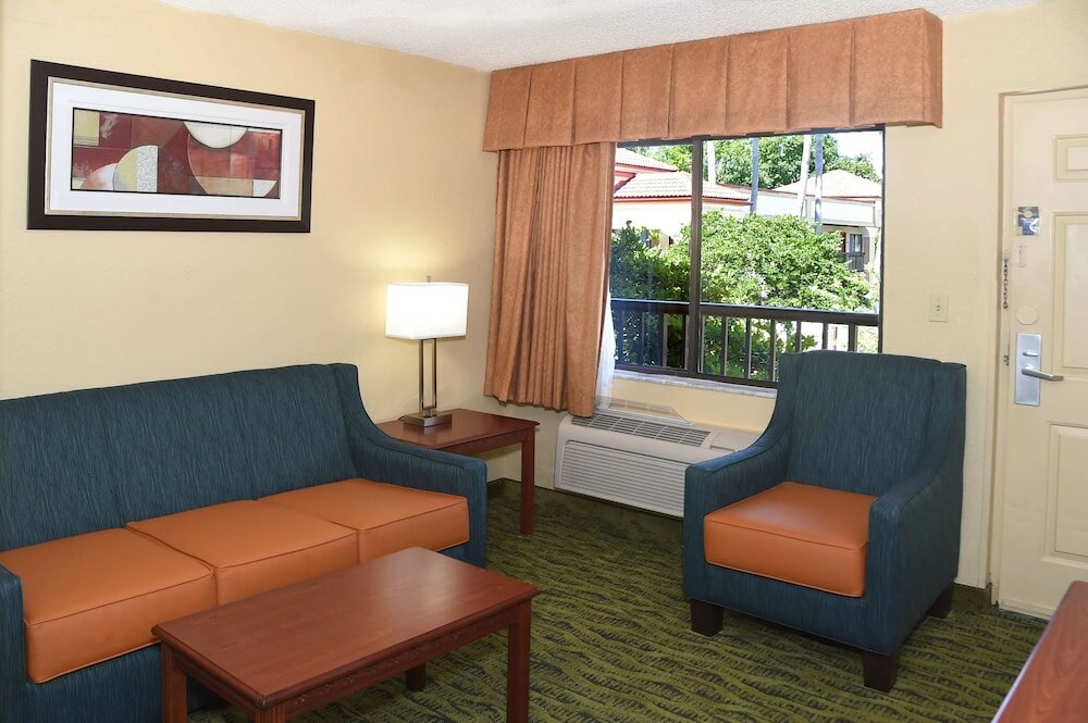 Фото Best Western Orlando East Inn & Suites