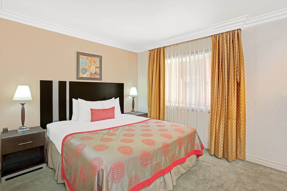 Фото The Live Hotel
