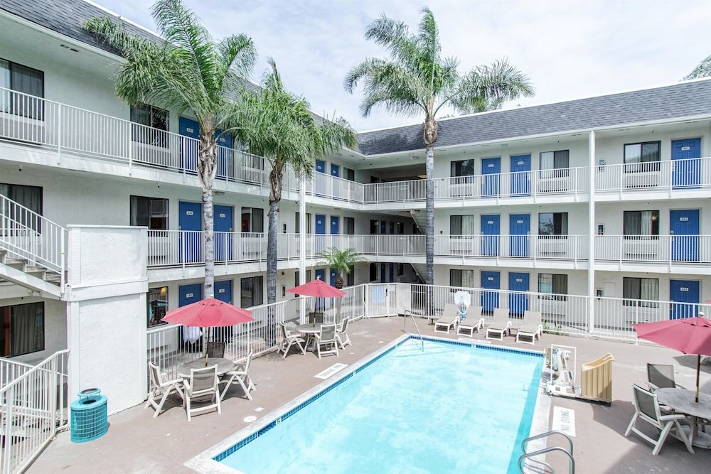 Фото Motel 6 Buena Park, Ca - Knotts Berry Farm - Disneyland