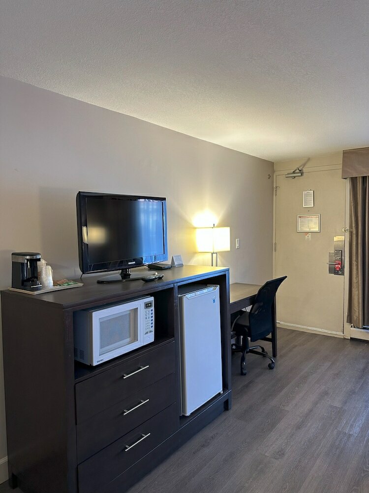 Фото Econo Lodge Inn & Suites Lethbridge