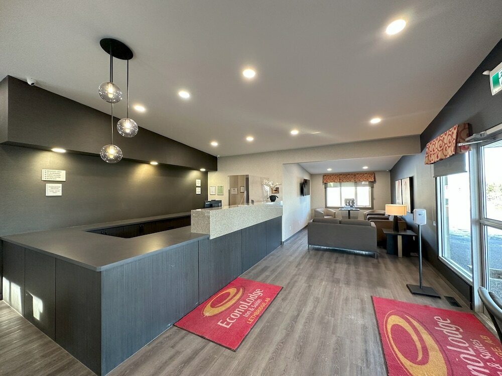 Фото Econo Lodge Inn & Suites Lethbridge