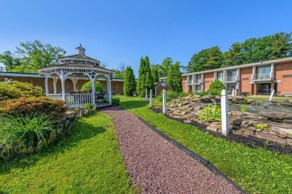 Фото Days Inn & Suites by Wyndham Lebanon Pa