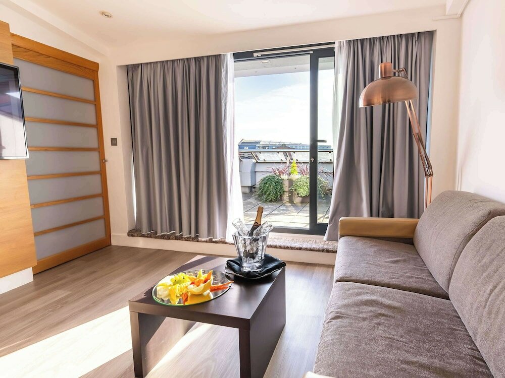 Фото Novotel Cardiff Centre