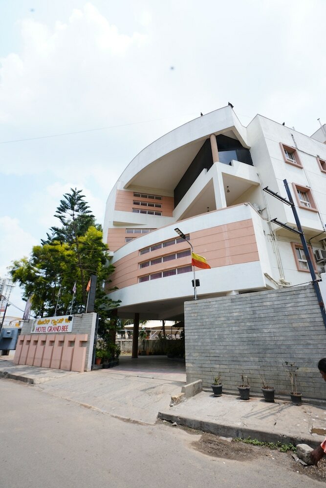 Фото Hotel Grand Bee