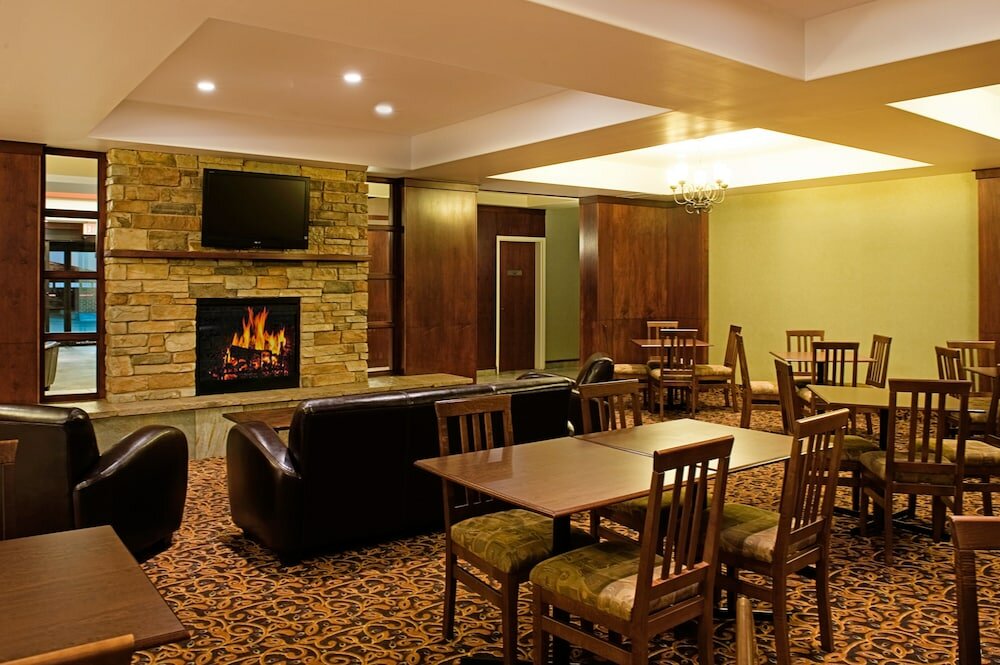 Фото Holiday Inn Express & Suites Drayton Valley