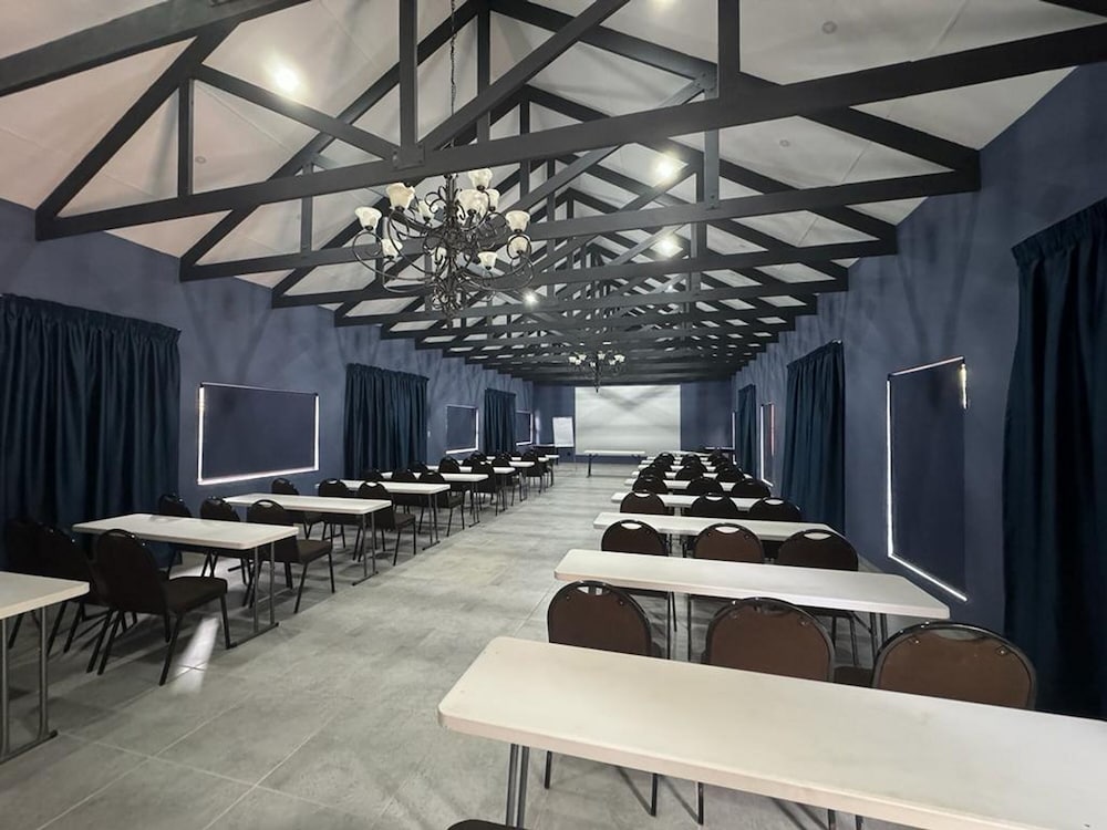 Фото Shangri-La Country Hotel