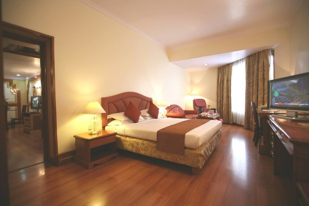 Фото The Capitol Hotel