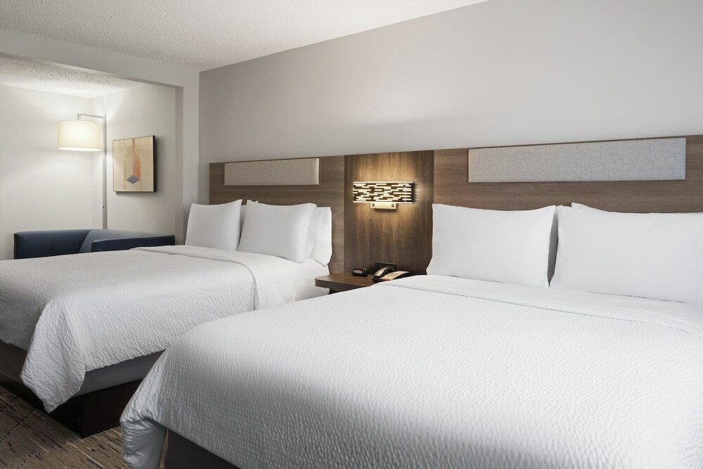 Фото Holiday Inn Express & Suites Midwest, an Ihg Hotel
