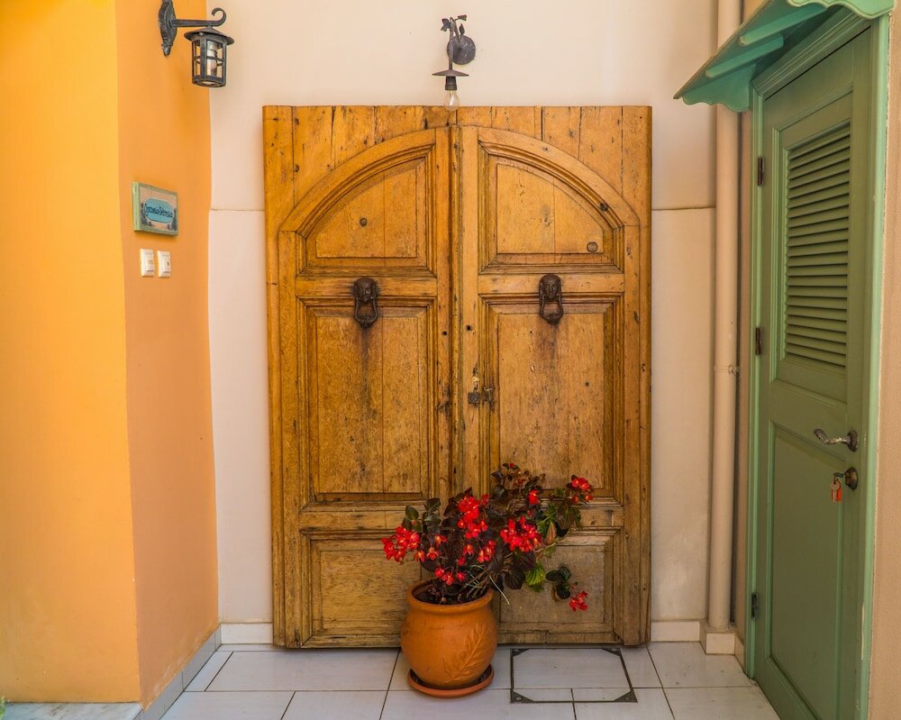 Фото Efchi Suites 1904