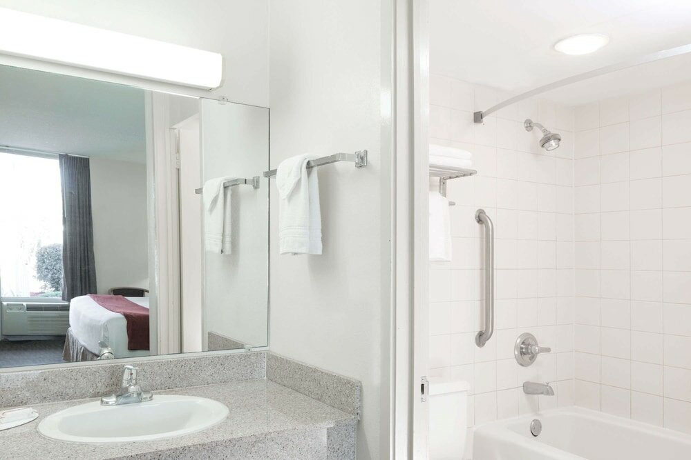 Фото Days Inn by Wyndham Adel I 75