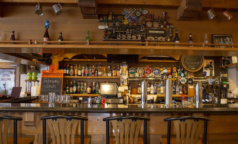 Фото Whistlers Inn Hotel