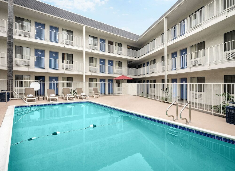 Фото Motel 6 Buena Park, Ca - Knotts Berry Farm - Disneyland