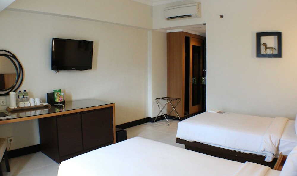 Фото Hotel Santika Pandegiling Surabaya