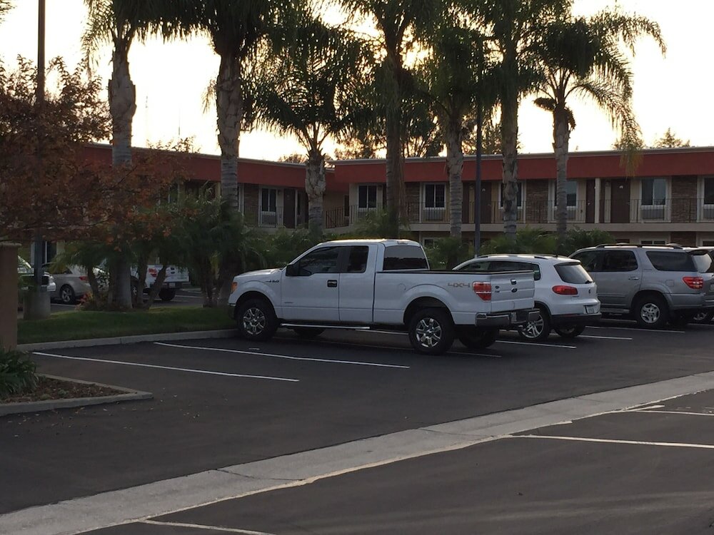 Фото Ontario Inn & Suites