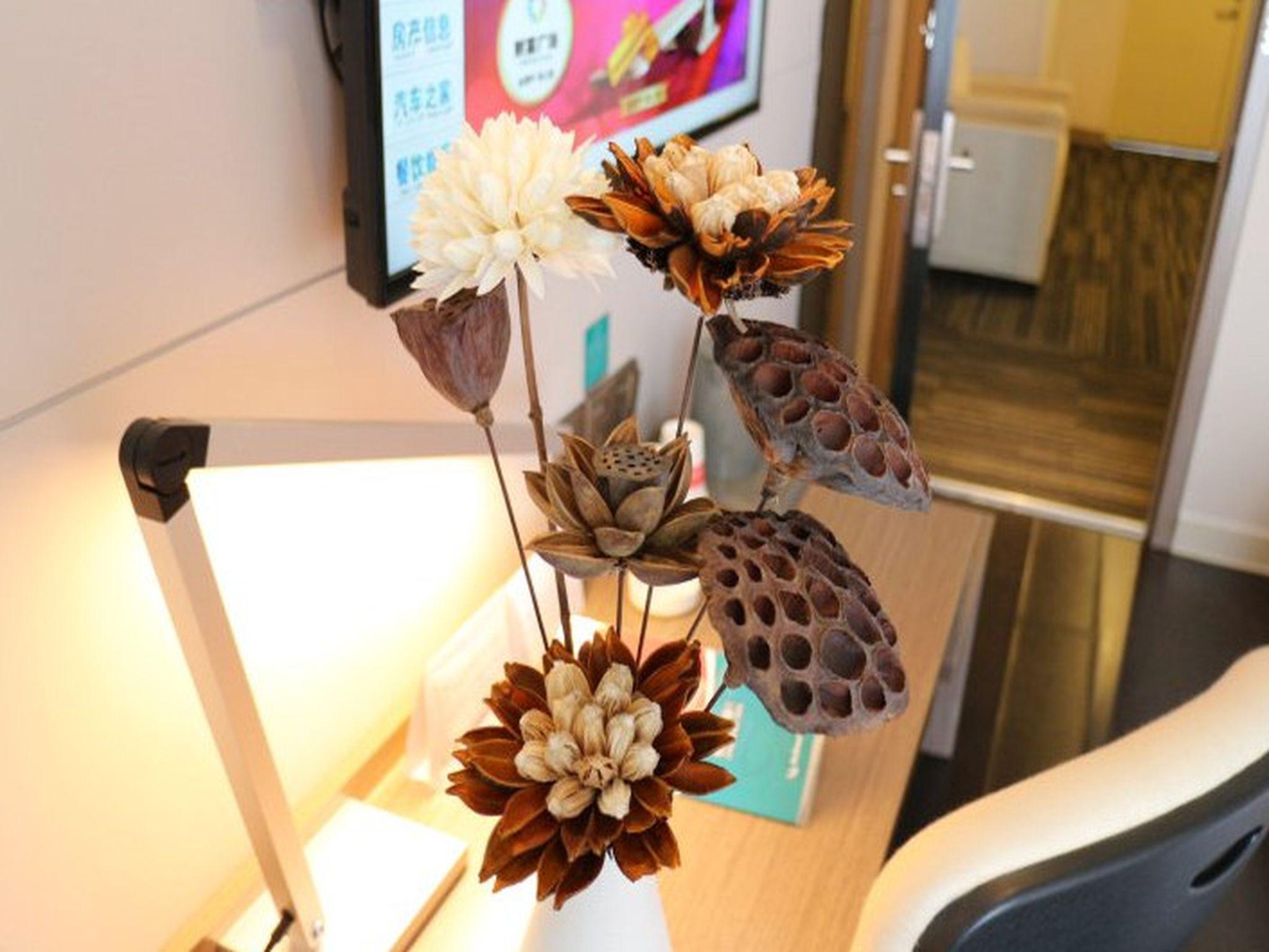 Фото Jinjiang Inn Select Xining West Wusi Road New Hualian Square