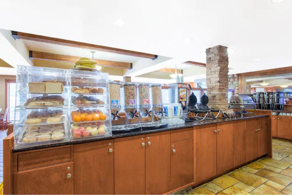 Фото Canmore Inn & Suites