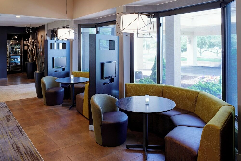 Фото Courtyard by Marriott Detroit Dearborn