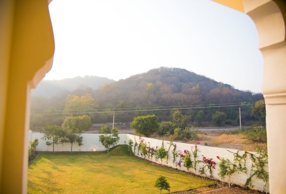Фото WelcomHeritage Mount Valley Resort, Ranthambore
