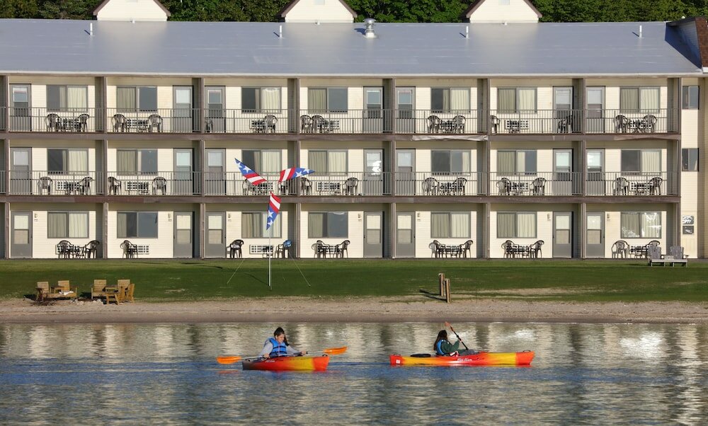 Фото Bavarian Haus Lakefront Inn